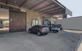 OYO 3198 Sukomanunggal Inn