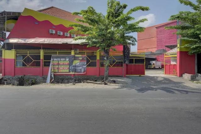 OYO 3198 Sukomanunggal Inn Surabaya Bagian luar foto